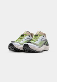 Salomon GENESIS - Løbesko trail - white/oxford tan/green gecko