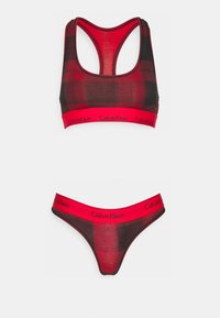 Čierna a červená károvaná športová podprsenka a zodpovedajúce thong s jemnou štruktúrou, širokým červeným pásom s logom "Calvin Klein".