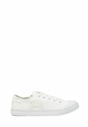 Weißer Leinenschuh mit runder Zehenpartie, fünf Ösen, strukturierten Seitenpaneelen und einem runden, goldenen Logo auf der Außenseite. Gummisohle.