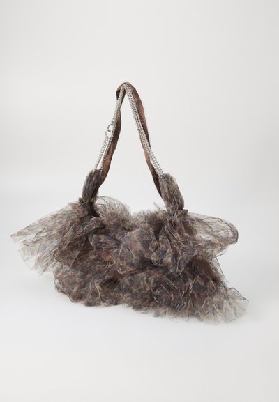 Sac fourre-tout translucide à volants dans des nuances de marron et de violet, avec une finition texturée. Doté de deux types de poignées, en tissu et en chaîne.