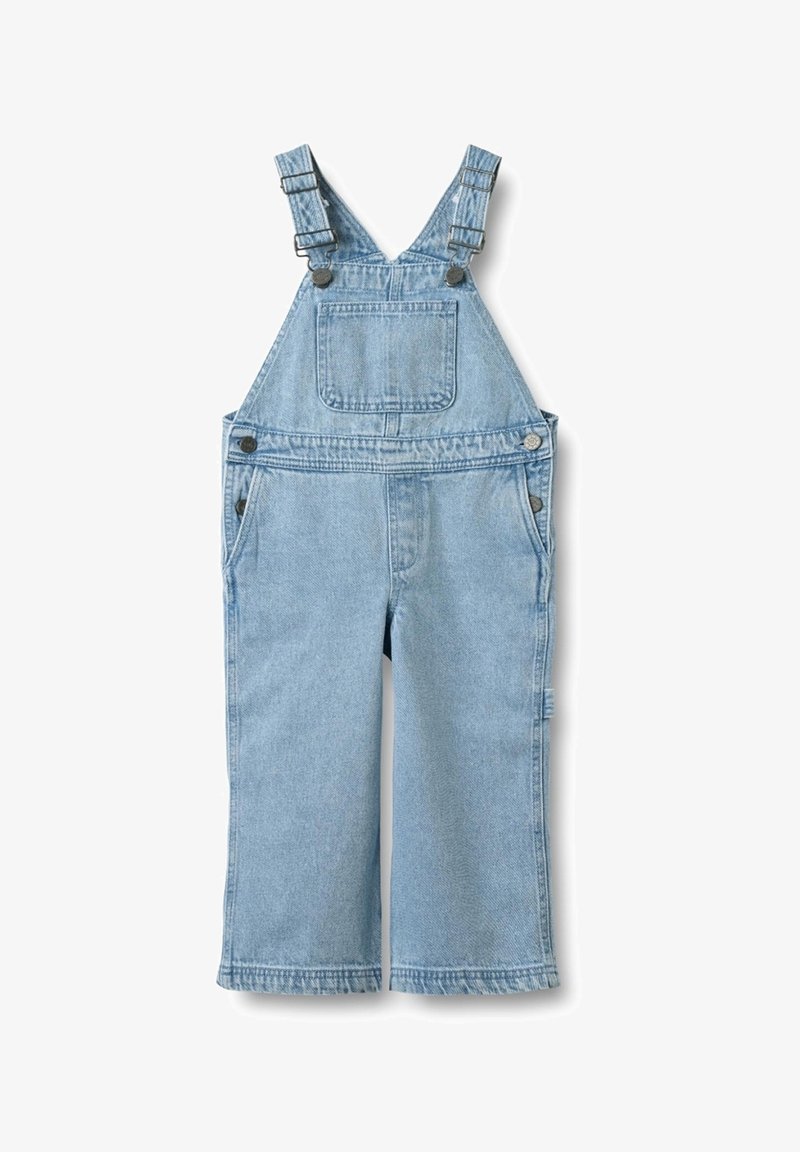 Pantalones de mezclilla de color azul claro con tirantes ajustables, bolsillo frontal en el pecho, botones laterales y pantalones de pierna ancha.