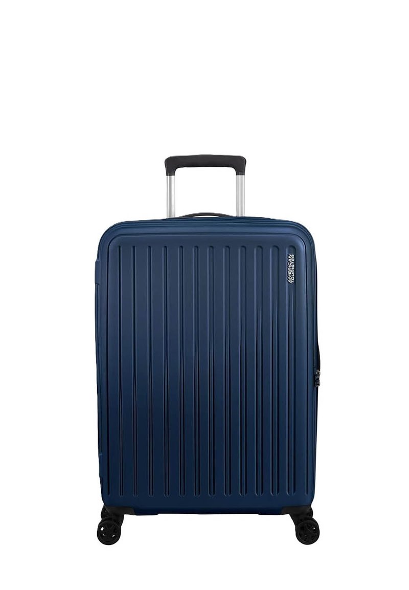 Valigia di dimensioni cabin in blu scuro, caratterizzata da una superficie rigata testurizzata, manico telescopico e quattro ruote girevoli per una facile manovrabilità.
