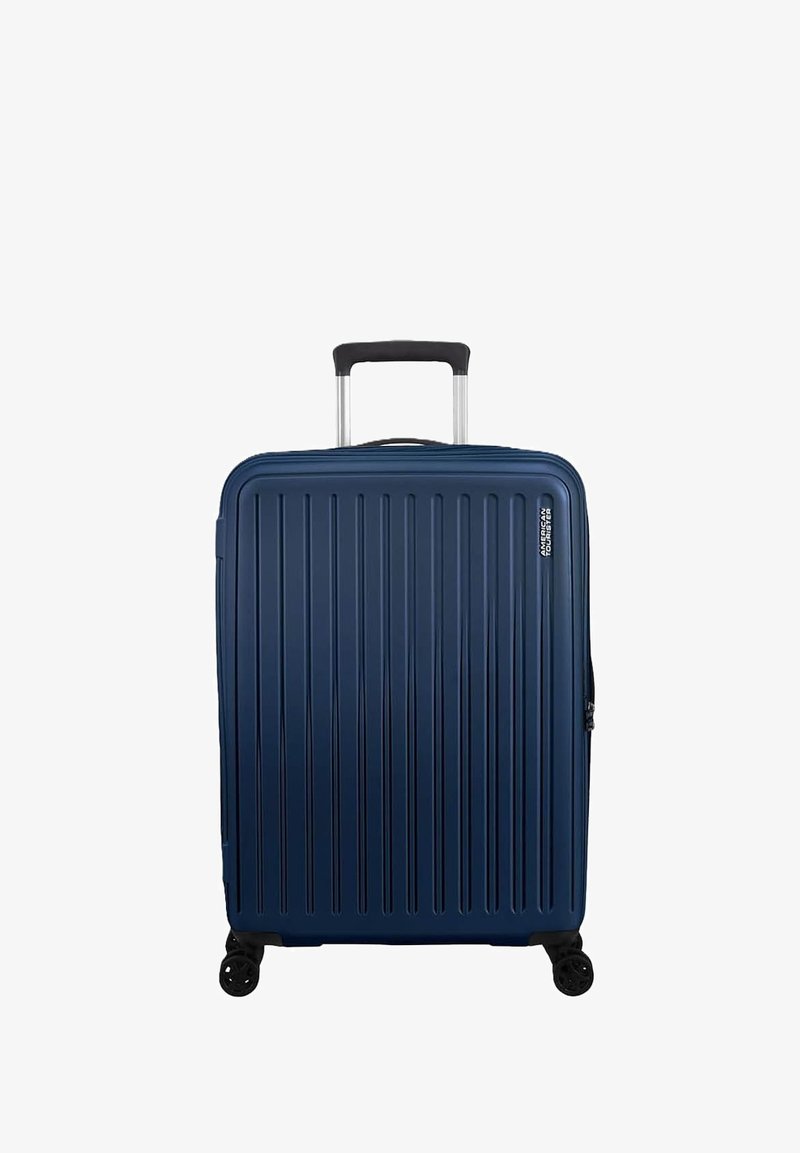 Valigia di dimensioni cabin in blu scuro, caratterizzata da una superficie rigata testurizzata, manico telescopico e quattro ruote girevoli per una facile manovrabilità.