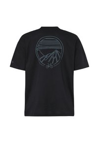 T-shirt noir avec un graphisme circulaire représentant des montagnes, un vélo, et des lignes horizontales symbolisant le ciel au dos.
