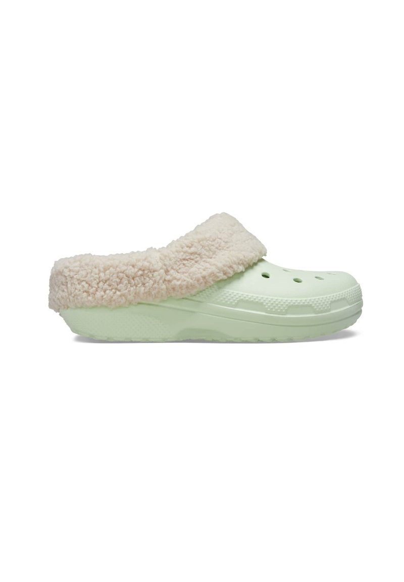 Zuecos verde claro con un suave collar de piel sintética beige. Presentan agujeros de ventilación, suelas texturizadas y un diseño suave y moldeado para mayor comodidad.