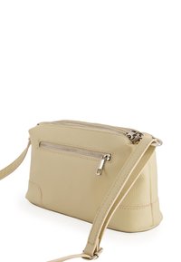 Leren crossbody tas in lichtbeige met een gestructureerde afwerking, voorzien van een voorvak met ritssluiting, een verstelbare schouderband en een minimalist design.