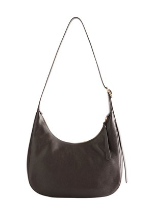 Sac à bandoulière en cuir texturé noir avec une fine sangle et une fermeture éclair supérieure munie d'un tireur en cuir et de ferrures dorées.