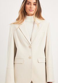 NA-KD Short coat - sand