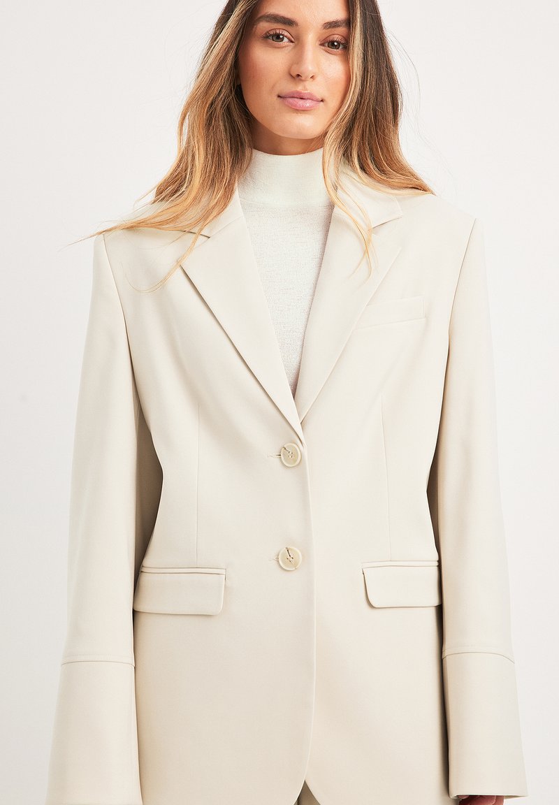 NA-KD Short coat - sand