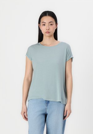 Lys blå, kortermet t-skjorte i myk, pustende stoff med rund hals og avslappet passform, kombinert med lys blå jeans.
