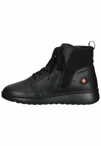 Zapatillas negras de caña alta realizadas en cuero, con un suave collar de textil, cordones redondos y un distintivo logo naranja en el lateral.