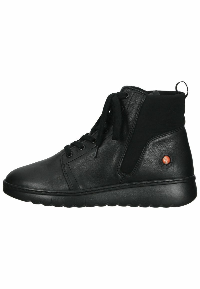 Zapatillas negras de caña alta realizadas en cuero, con un suave collar de textil, cordones redondos y un distintivo logo naranja en el lateral.