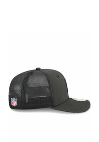 Schwarze Baseballmütze mit Netzrücken, flachem Schirm, gesticktem NFL-Logo an der Seite und einer glatten Stofffront.