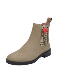 Beżowy skórzany botek na kostkę o matowym wykończeniu, z wzorzystym materiałowym panelem z czerwonymi akcentami serca oraz niskim drewnianym obcasem.