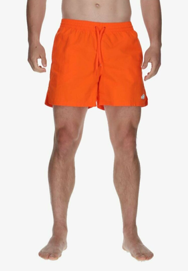 Costumi da bagno arancioni con vita elasticizzata e cordino. Presentano un logo laterale e una vestibilità rilassata, realizzati in tessuto leggero.