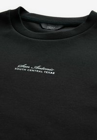 Next T-shirts print - black text
