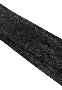 Czarna, teksturowana tkanina złożona wzdłuż na białym tle.