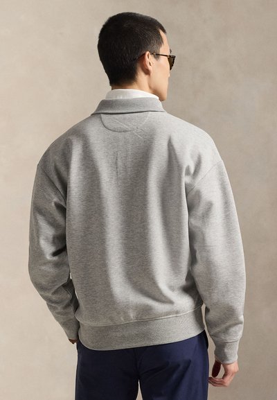 Γκρι φούτερ με γιακά, ριμπ μανσέτες και τελείωμα. Μαλακό, υφασμάτινο με υφή, με απλό σχεδιασμό χωρίς ορατά μοτίβα ή λογότυπα.