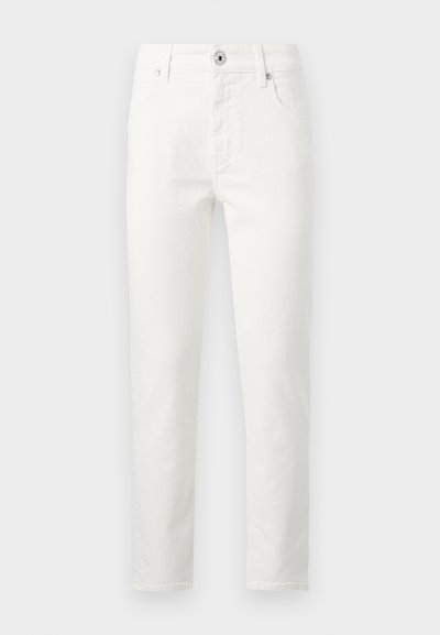 Άνδρικο λευκό τζιν στενής εφαρμογής με κούμπωμα κουμπιών και φερμουάρ, εμπρός και πίσω τσέπες, σε φόντο γκρι.