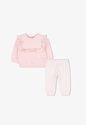 Roze katoenen sweatshirt met gerimpelde kraag en bloemenborduursel, gecombineerd met witte katoenen broek met elastische tailleband en boorden.
