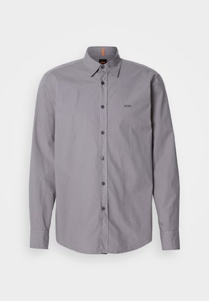 Graues Langarmshirt aus Baumwolle mit Button-down-Kragen, ausgestattet mit schwarzen Knöpfen und einem dezenten Logo auf der linken Brust.