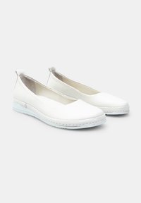 Scarpe slip-on bianche in morbida pelle, con punta rotonda, sottili dettagli cuciti e una leggera suola in gomma per una buona aderenza.