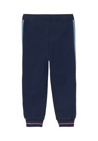 Marineblauwe joggingsbroek met een geribbelde tailleband en boorden. Kenmerkt zich door lichtblauwe zijstrepen en rode accenten bij de boorden. Gemaakt van zacht materiaal.