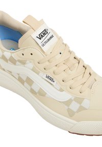 Zapatillas Vans UltraRange en color beige con un patrón de tablero de ajedrez, suela de goma, cordones beige y una franja lateral blanca. Material texturizado y detalle del logo visible.