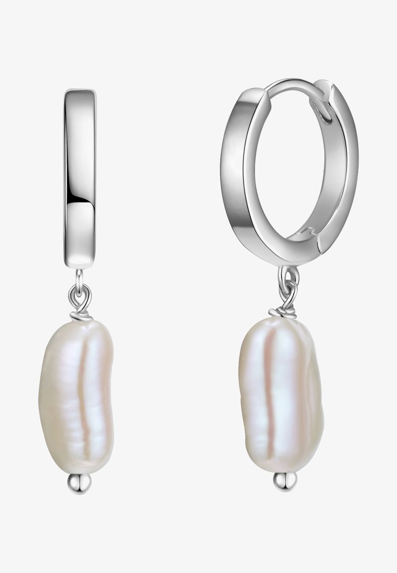 Ezüst karikafülbevalók, amelyekből egy szabálytalan alakú, enyhén fénylő fehér gyöngy lóg, alján egy kis ezüstgyönggyel.