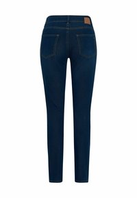 Jeans skinny en denim bleu foncé avec une taille mi-haute, deux poches arrière et une patch en cuir avec un logo sur la ceinture.