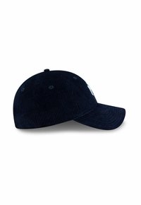 Casquette en velours côtelé marine avec un visière incurvée, présentant une subtile texture rayée et six œillets de ventilation, ornée d'un logo blanc à l'avant.