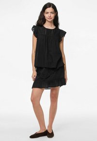 Vestito nero a strati con maniche a balze, scollo dettagliato e gonna a strati. Realizzato in tessuto leggero, offre una vestibilità comoda e una texture morbida.