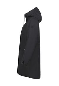 Abrigo negro impermeable con capucha, mangas largas y bolsillos frontales con botón. Presenta un sutil acento de logo en la manga izquierda.