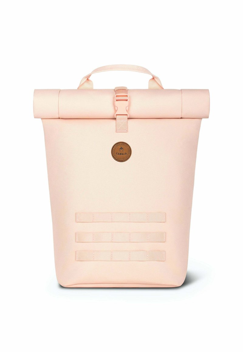 Rucksack mit Rolltop aus weichem, pinkem Material, ausgestattet mit einem großen runden Logo, verstellbarem Schnallenverschluss und drei horizontalen Riemenakzenten.