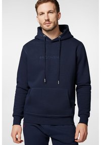 Granatowy sweatshirt z miękkiego materiału, z przednią kieszenią, sznurkiem ściągającym oraz haftowanym logo na środku. Gładka tekstura.