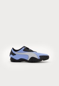 Blå sportssko med et teksturert stoffoverdel, svart gummisåle og grå detaljer, med slip-on design og grep mønster.