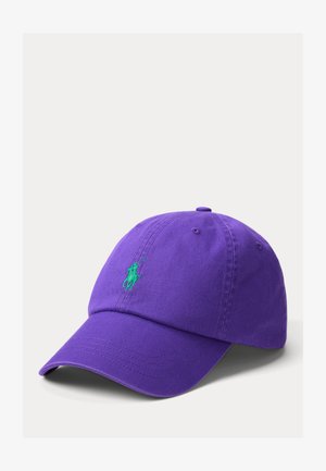 Gorra de béisbol de algodón morada con logo verde bordado en la parte frontal. Cuenta con una visera curvada y una correa ajustable en la parte trasera.