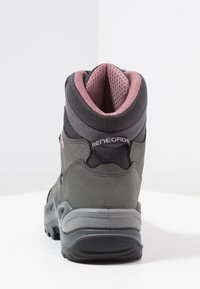 Grau Wanderstiefel mit pinken Akzenten, aus Wildleder und Mesh gefertigt, mit gepolstertem Schaft, profiliertem Sohlendesign und "Renegade"-Markierung auf der Rückseite.