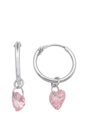 Orecchini a cerchio in argento, ciascuno con un piccolo ciondolo a forma di cuore rosa appeso dal basso, su sfondo bianco.