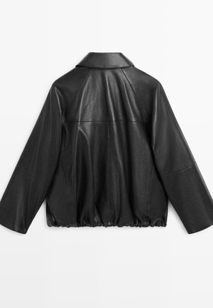 Veste en cuir noire avec manches larges et longues, un col, et un ourlet élastique froncé, vue de dos sur un fond blanc.