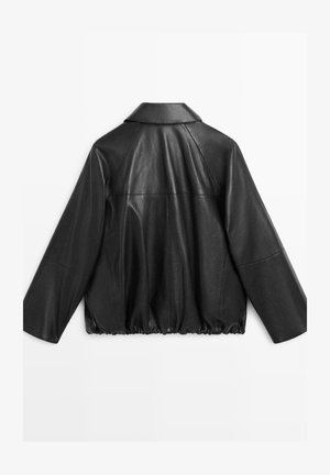 Veste en cuir noire avec manches larges et longues, un col, et un ourlet élastique froncé, vue de dos sur un fond blanc.