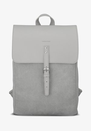 Szürke vászontáska világosszürke bőrfedéllel, fémszerelvényekkel és elülső hevederzáródással. A táska tetején fogantyú és párnázott vállpántok találhatóak.