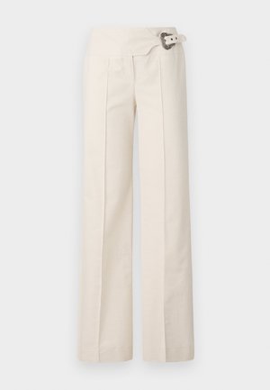 Pantaloni a gamba larga in tessuto color crema con superficie texturizzata. Presentano pieghe laterali e una cintura decorativa con un accento a fibbia circolare.