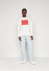 HUGO DURAGOL - Pusa - open white