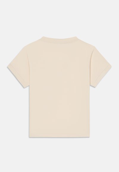 Απλό μπέζ κοντομάνικο T-shirt με διπλωμένα μανίκια, εμφανίζεται από πίσω σε λευκό φόντο.
