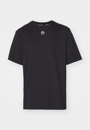T-shirt de algodão preto com gola redonda, mangas curtas e um pequeno logótipo circular ao centro. Textura suave, design simples.