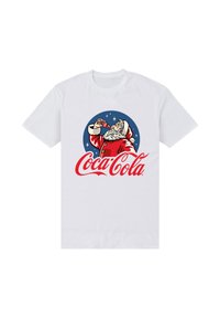 Bílý bavlněný tričko s vintage ilustrací Santu Clause, jak pije z láhve Coca-Cola, s červenými a modrými grafickými akcenty.