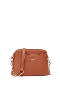 Hnědá texturovaná kožená crossbody taška se zipovým uzávěrem, nastavitelným popruhem a zlatým řetízkovým akcentem. Obsahuje logo na přední straně.