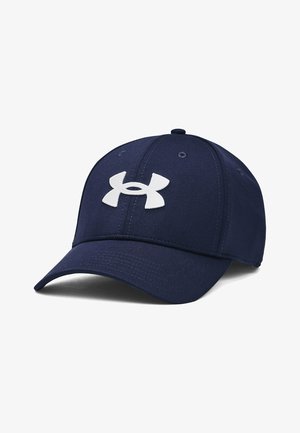 Gorra de béisbol azul marino hecha de tela, con un logo blanco en la parte frontal, visera curvada y correa trasera ajustable.