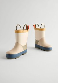 Bottes de pluie en caoutchouc beige, vert et bleu. Les caractéristiques comprennent un design courbe, des poignées doubles, une semelle texturée et une finition lisse.